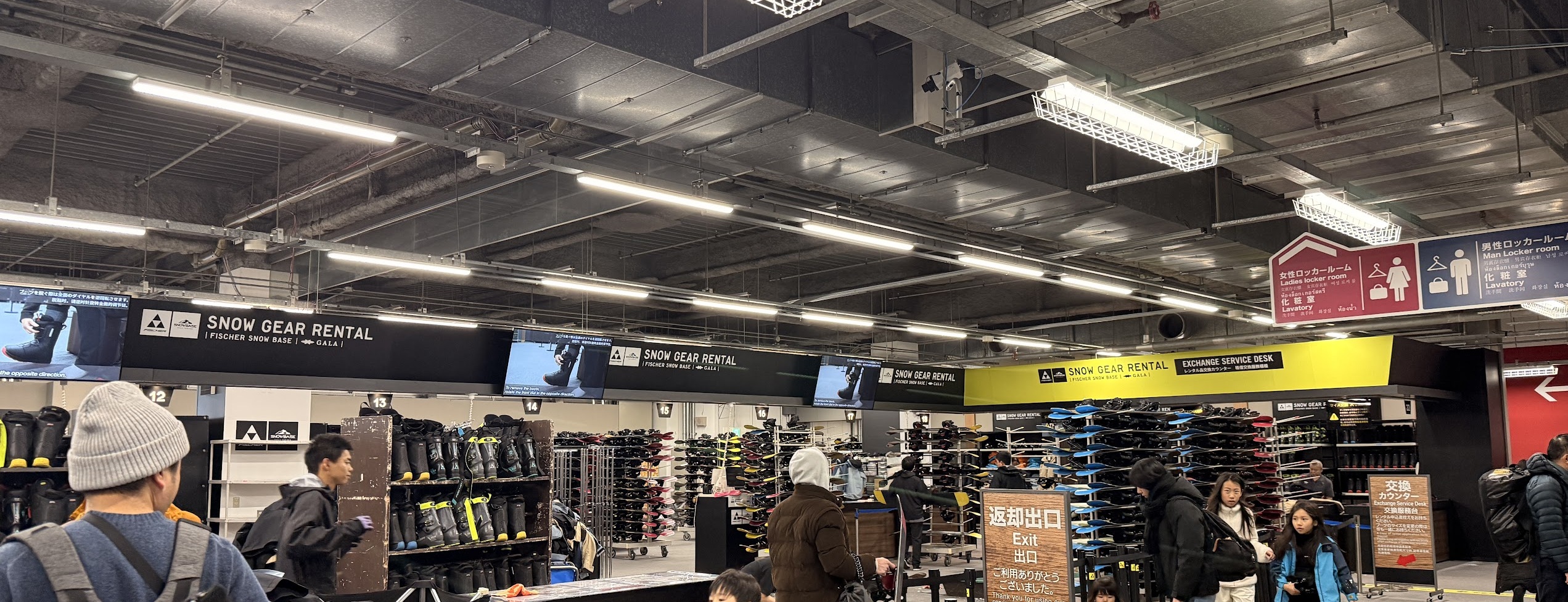 Peak crowd on the main runs around 11 AM—arriving early makes a significant difference