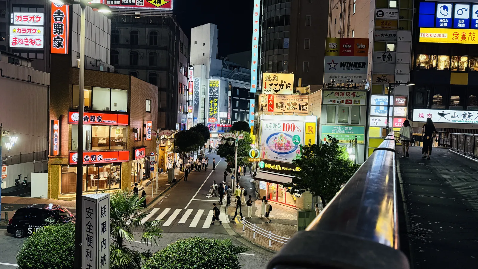 Evening nightlife streets lined with izakaya and bars in Gotanda