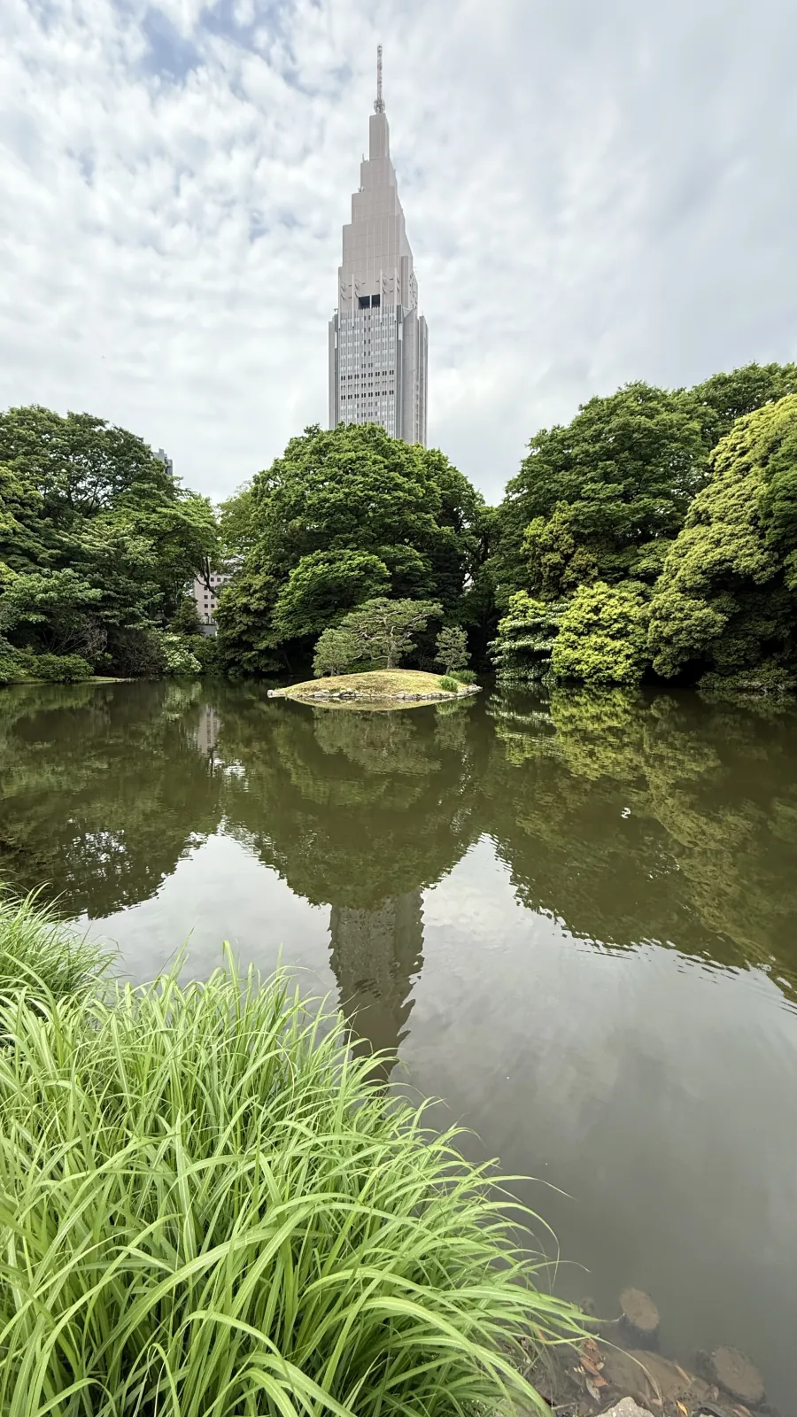 Featured image of post Shinjuku Gyoen: The Garden Tokyo Built to Forget Itself In